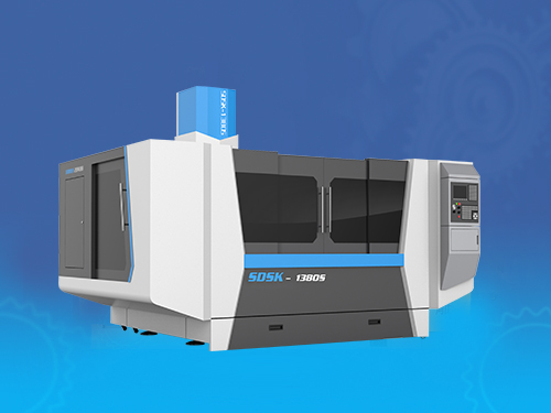 精雕機(jī)研發(fā)專家傾心7年研發(fā)了8款鋁型材精雕機(jī)，解決了行業(yè)超大一體式電視機(jī)邊框加工問(wèn)題。